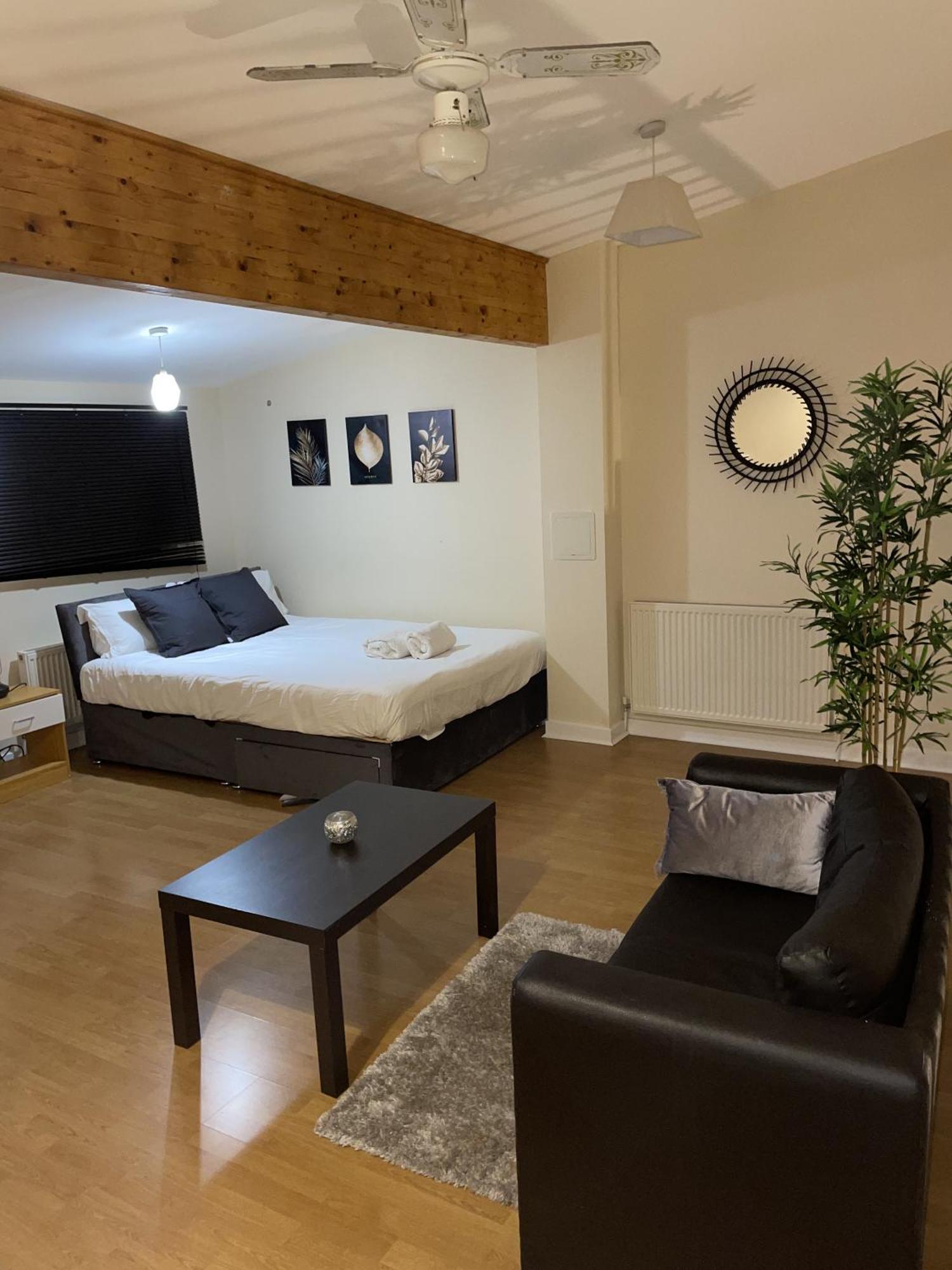 Luxury 2 Bed Apartment - Near Heathrow, Legoland, Windsor Слау Экстерьер фото