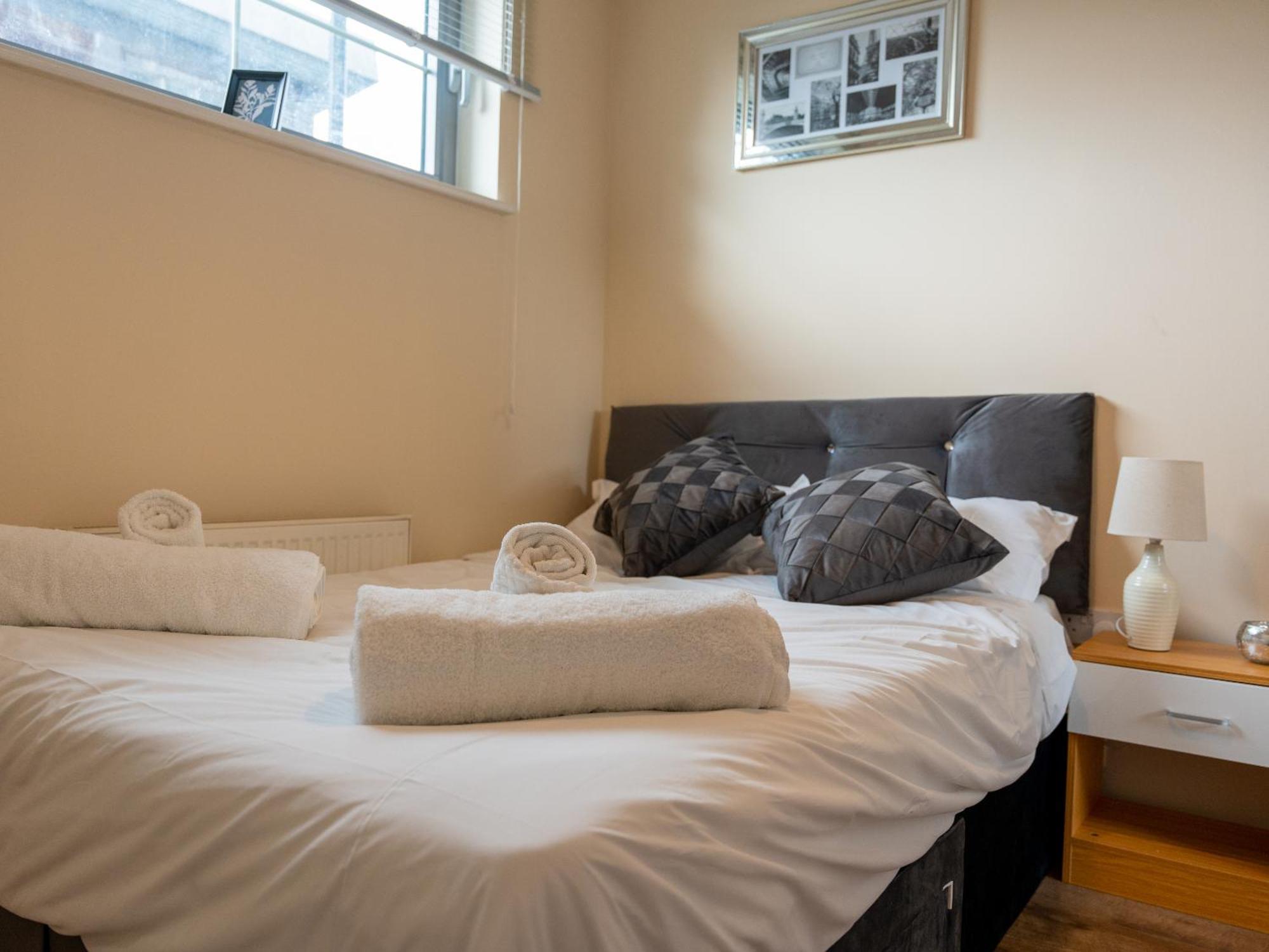Luxury 2 Bed Apartment - Near Heathrow, Legoland, Windsor Слау Экстерьер фото