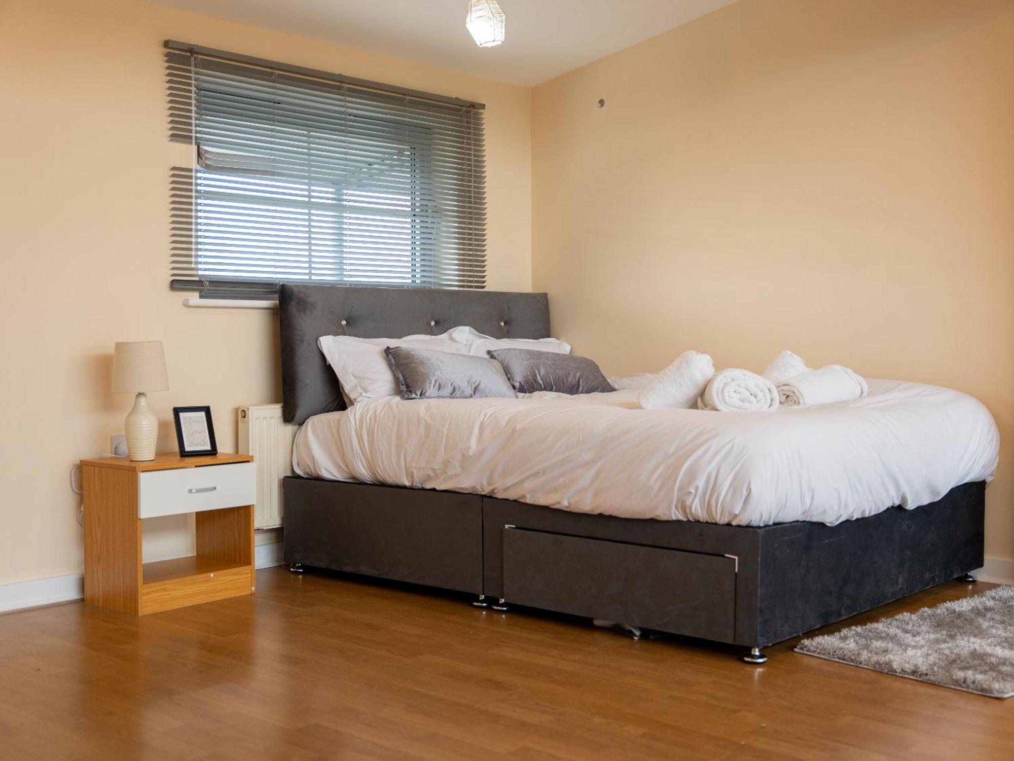 Luxury 2 Bed Apartment - Near Heathrow, Legoland, Windsor Слау Экстерьер фото