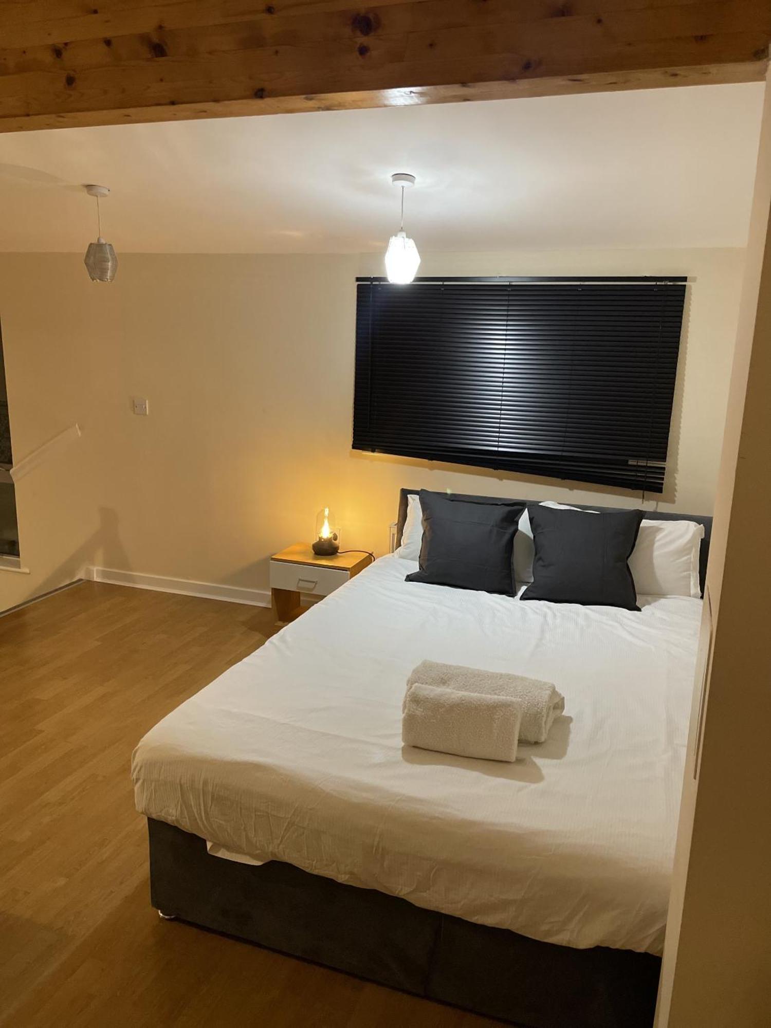 Luxury 2 Bed Apartment - Near Heathrow, Legoland, Windsor Слау Экстерьер фото