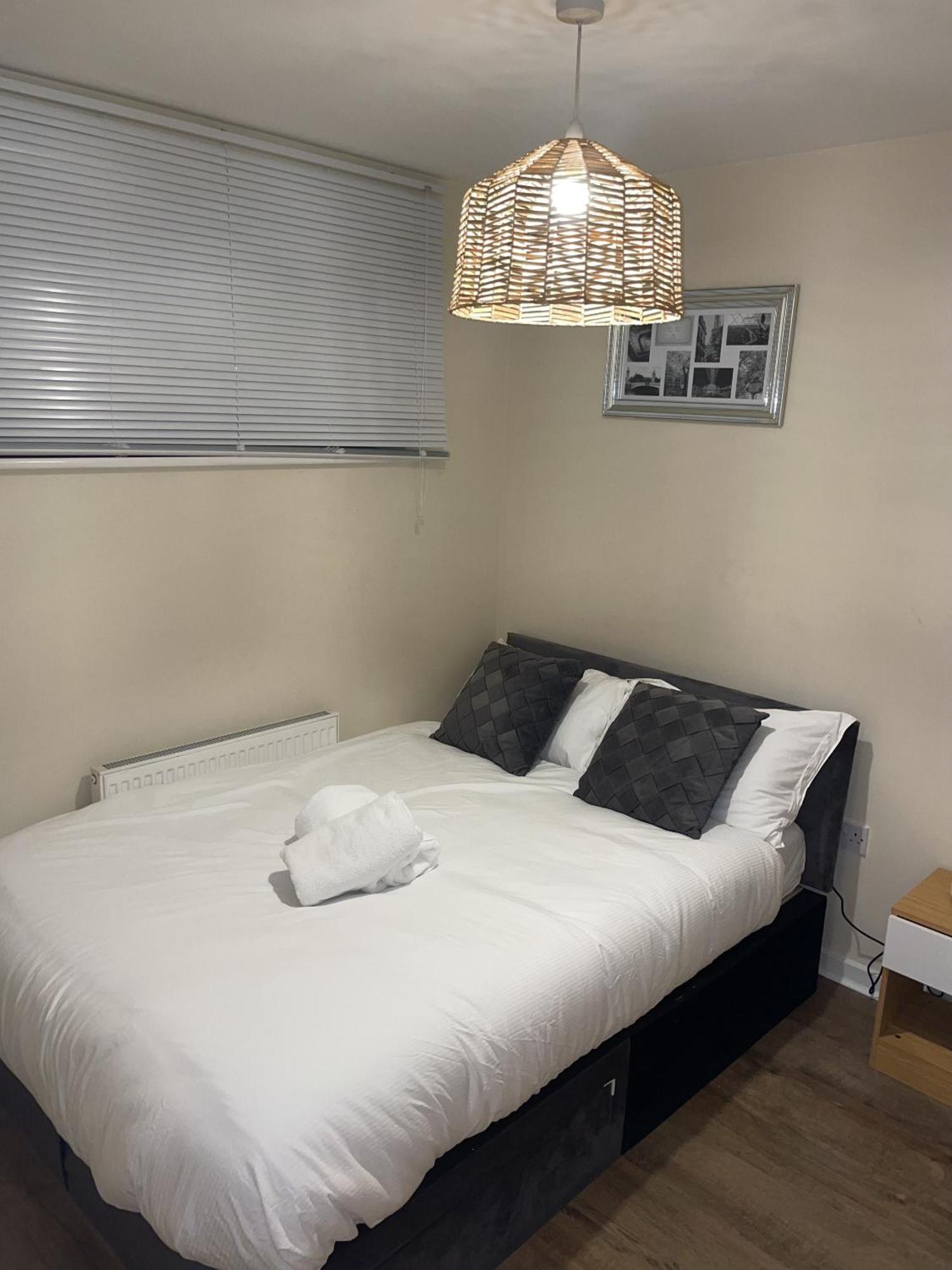 Luxury 2 Bed Apartment - Near Heathrow, Legoland, Windsor Слау Экстерьер фото